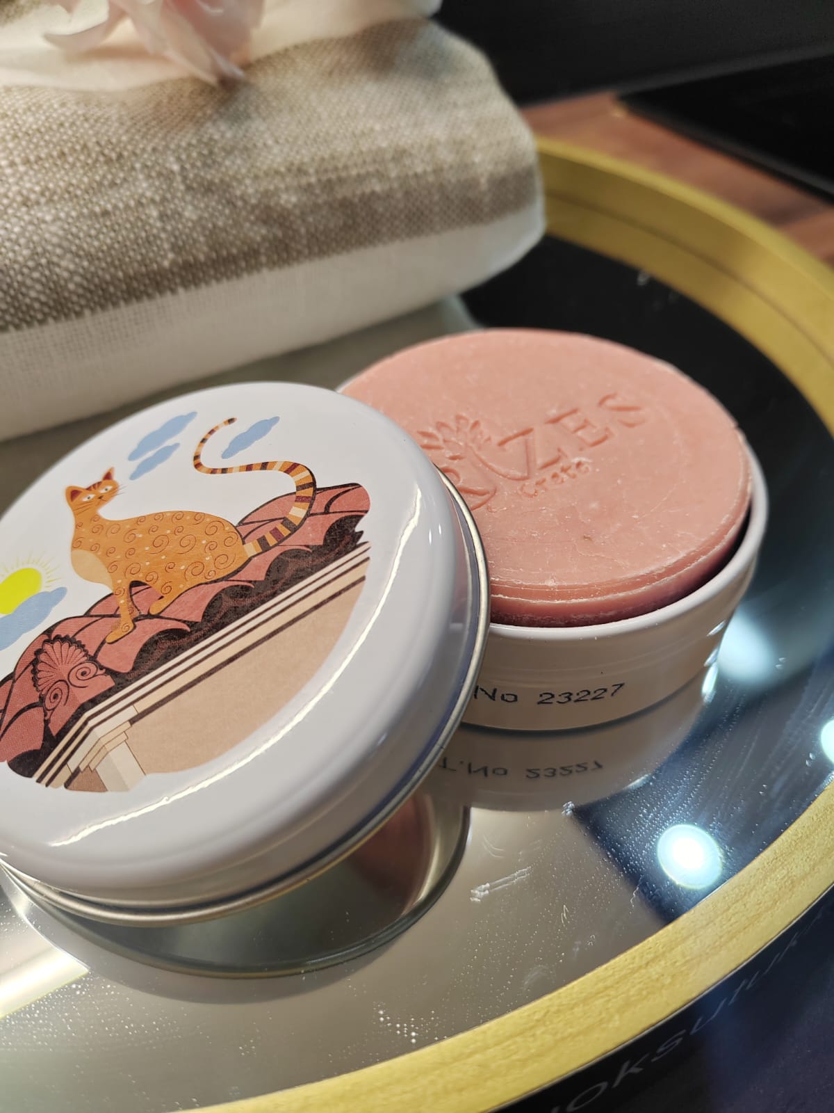 Oliiviöljysaippua peltirasiassa – kissa maalauksella 100 g