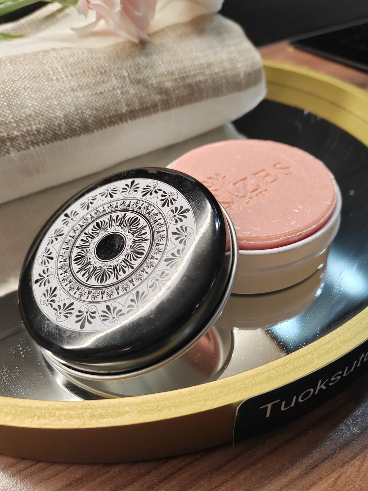 Oliiviöljysaippua peltirasiassa – itämainen maalaus, 100 g