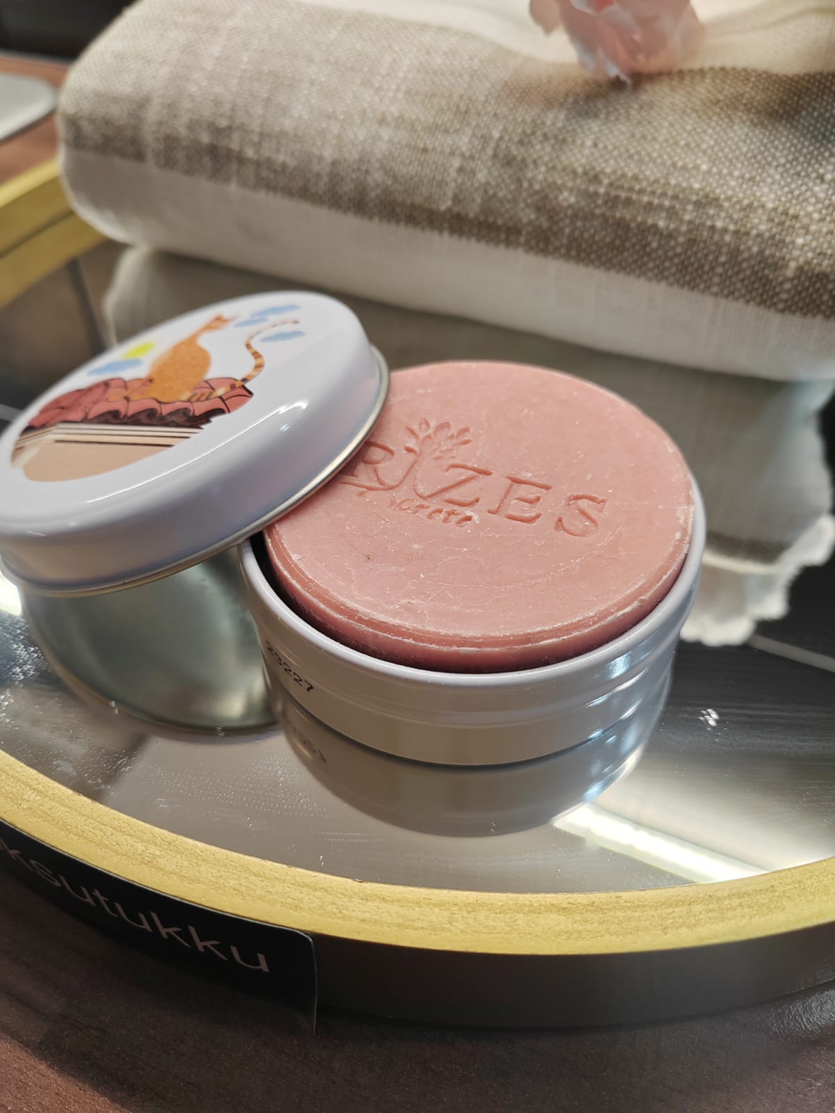 Oliiviöljysaippua peltirasiassa – kissa maalauksella 100 g