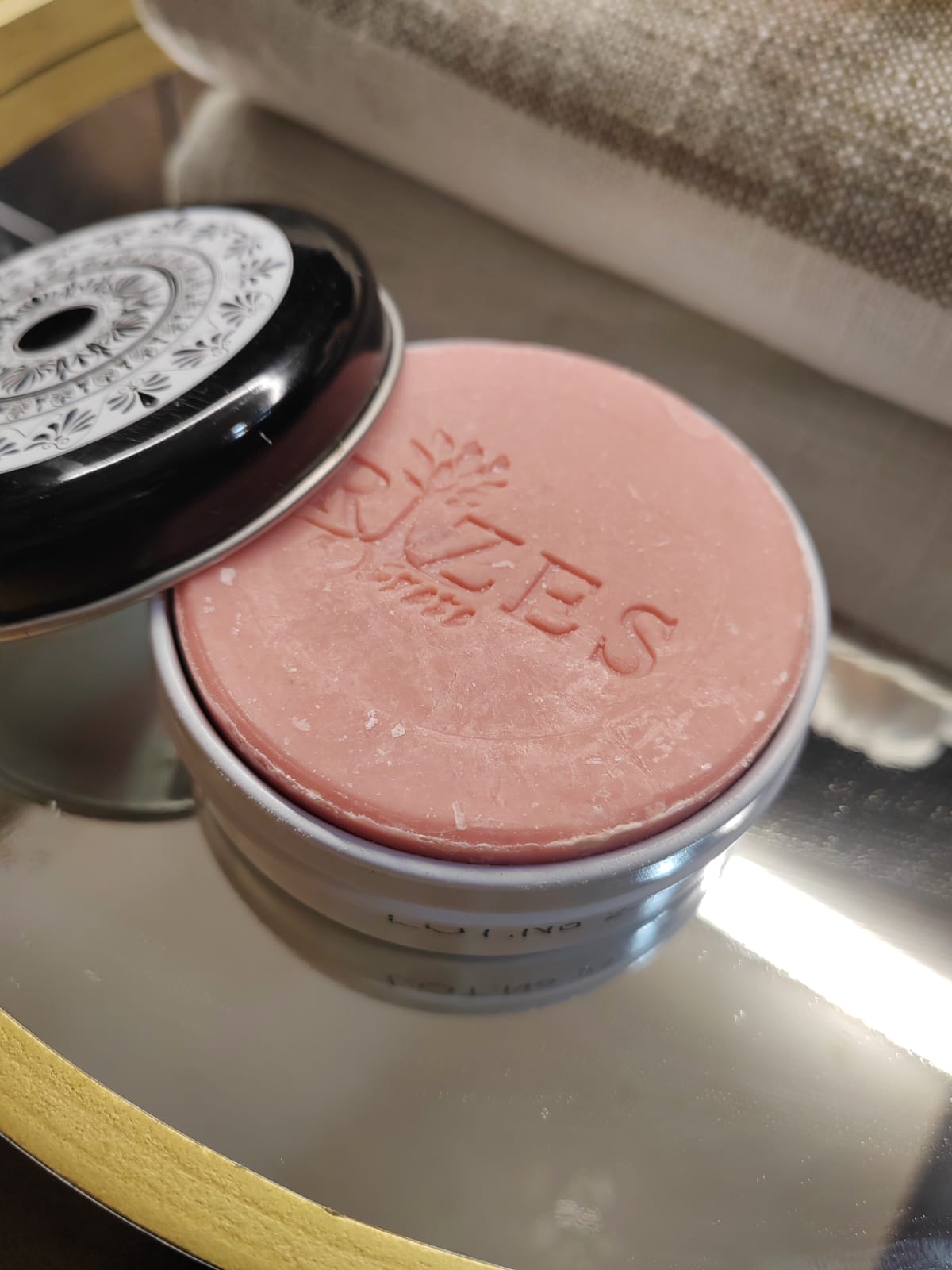 Oliiviöljysaippua peltirasiassa – itämainen maalaus, 100 g